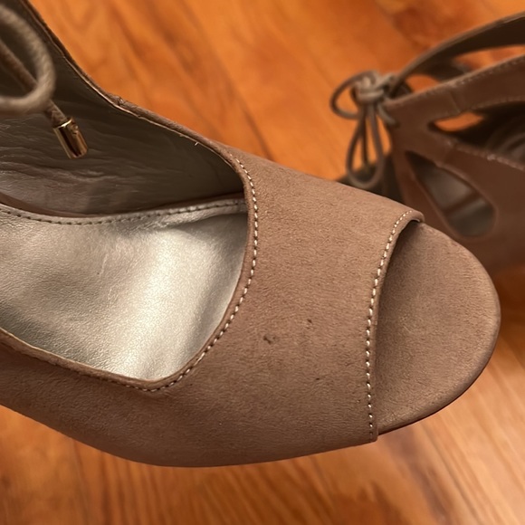 ANA Tan Lace Heels Size 7.5 - Picture 5 of 5